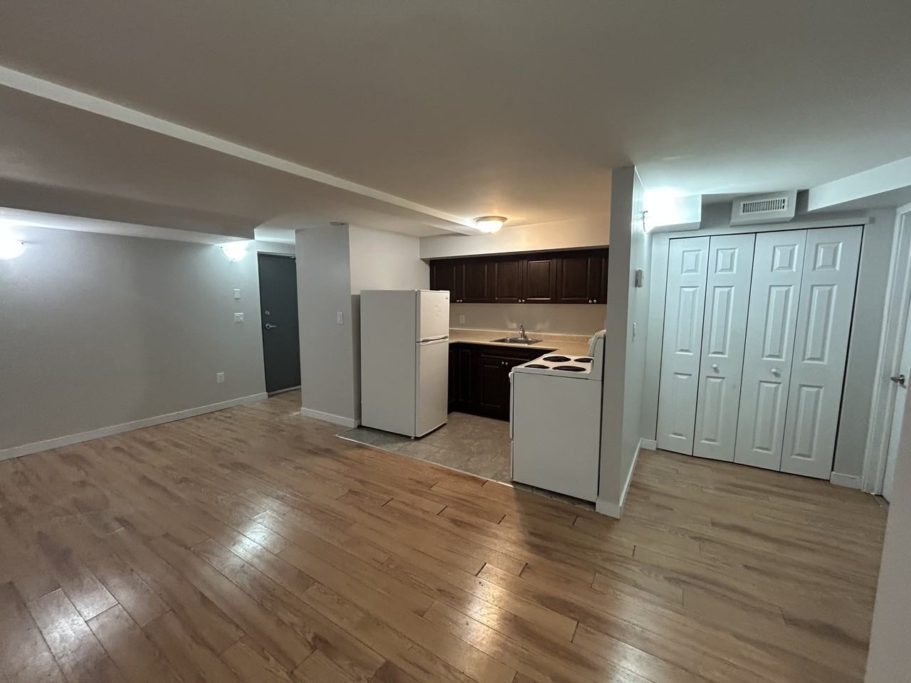 499 Osborne St - Photo 5 of 24