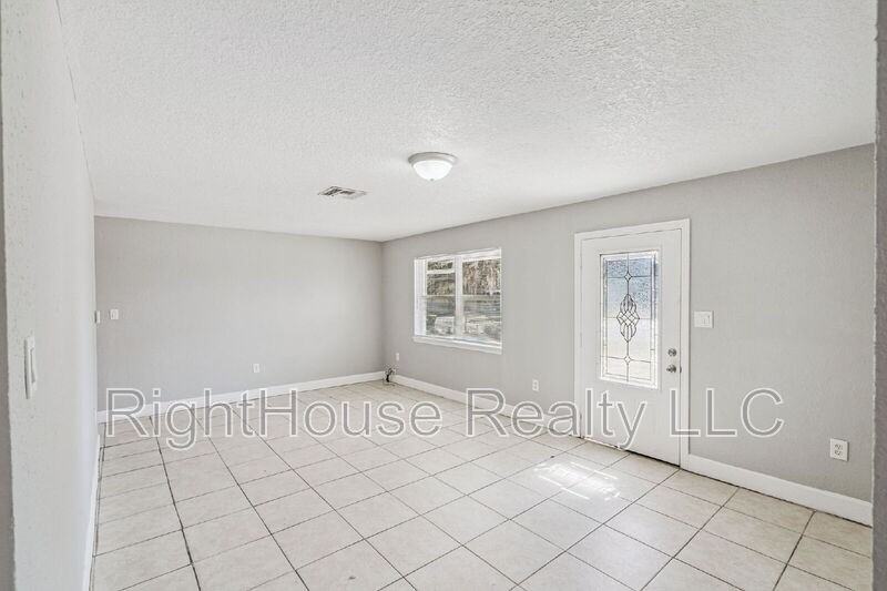 1606 Woodlyn Dr - Photo 3 of 19