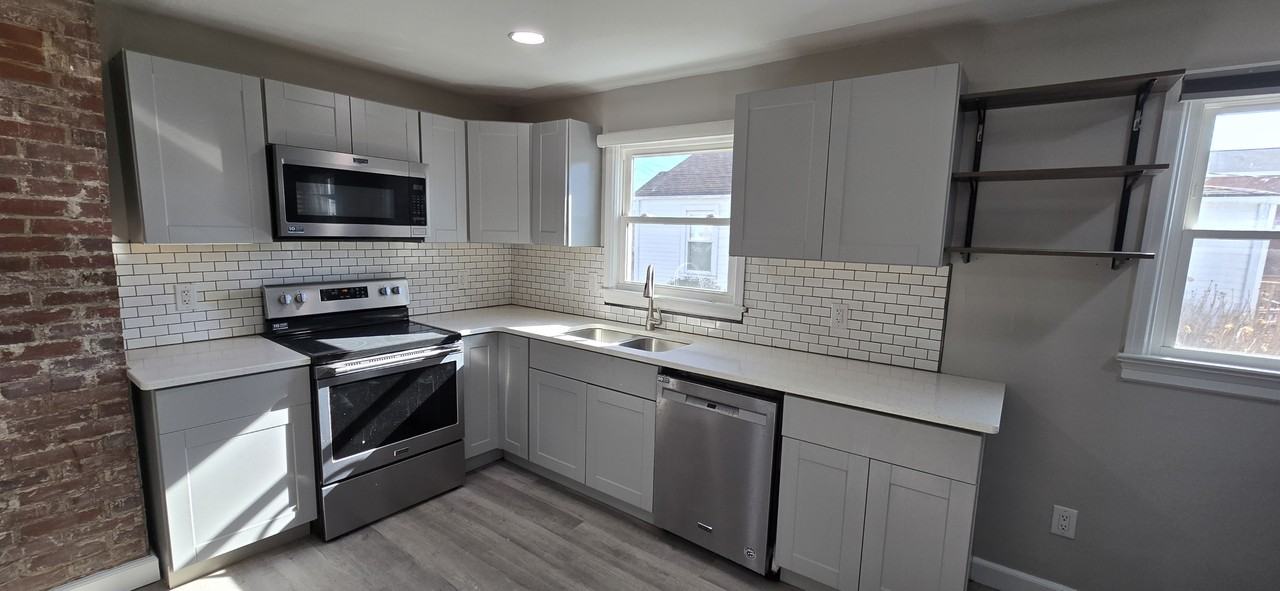 904 Front Ave #1 - Photo 2 of 11