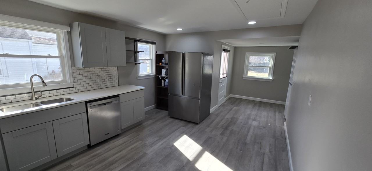 904 Front Ave #1 - Photo 3 of 11