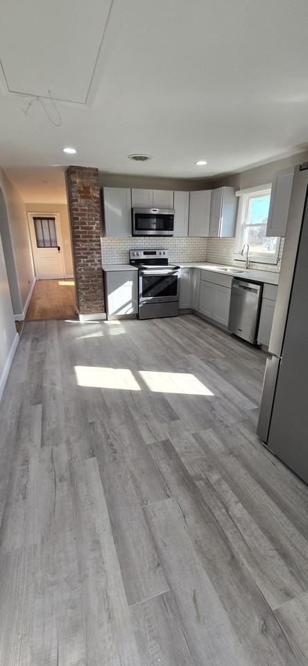 904 Front Ave #1 - Photo 5 of 11