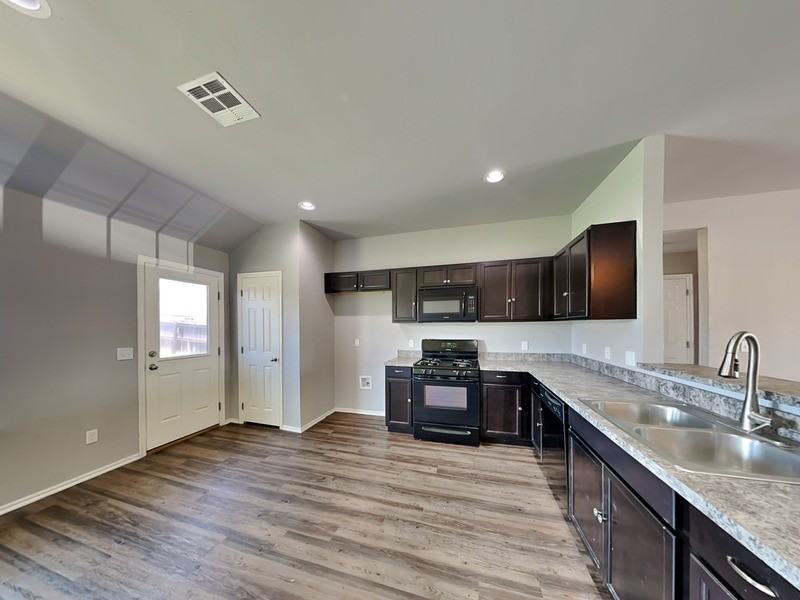 11709 Nw 134th St - Photo 6 of 17