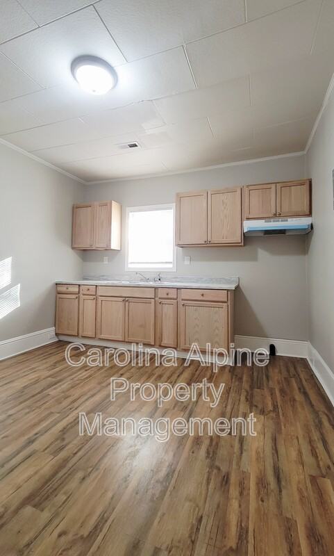 323 Clegg St - Photo 3 of 15