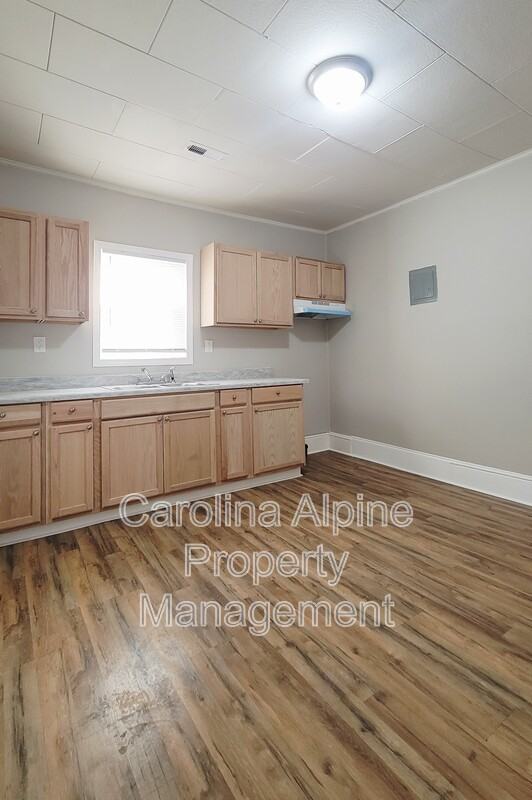 323 Clegg St - Photo 4 of 15