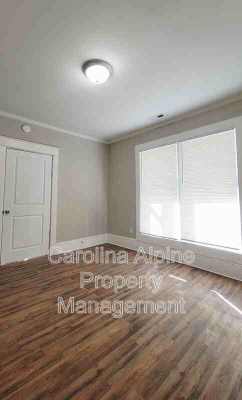 323 Clegg St - Photo 7 of 15