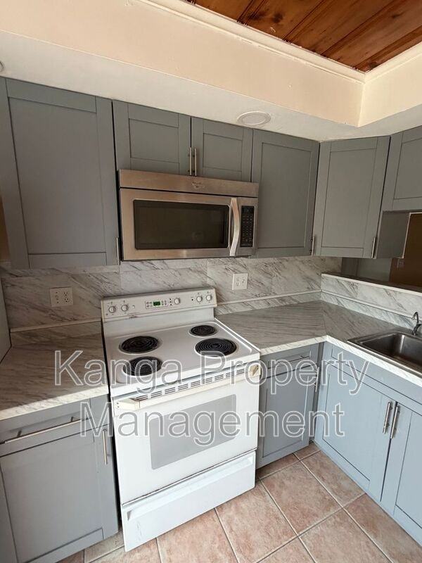 5601 Pierce St - Photo 3 of 23