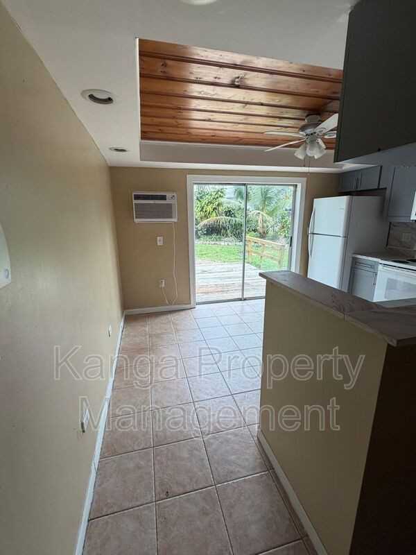 5601 Pierce St - Photo 5 of 23