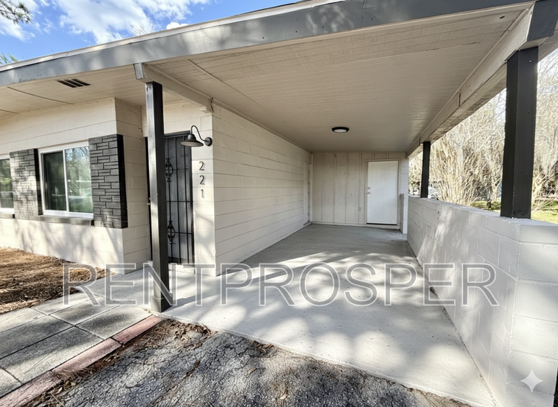 221 Concord Dr - Photo 2 of 14