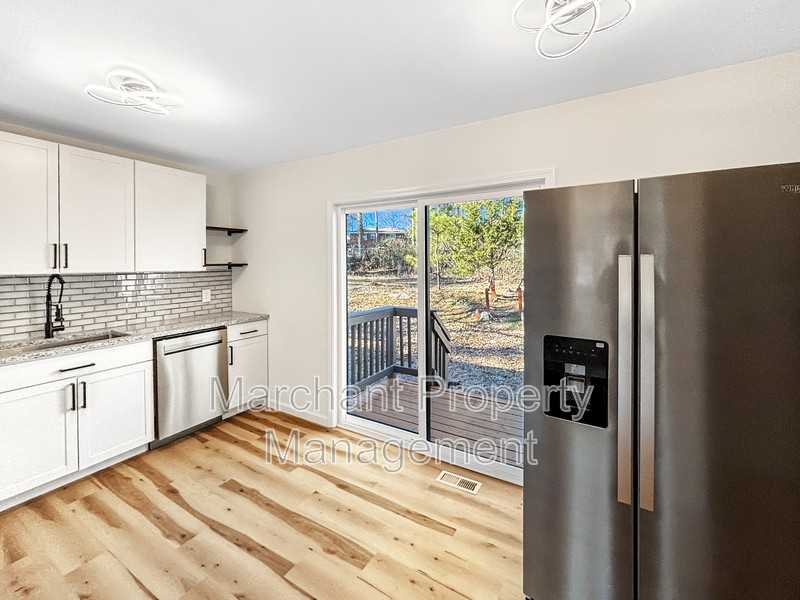 279 Pioneer Pl - Photo 4 of 11