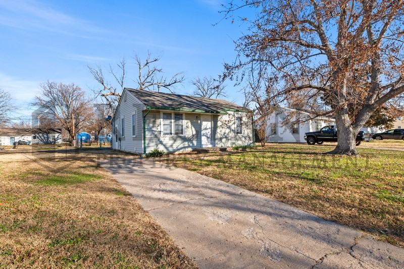 224 W Grover Ave - Photo 2 of 25