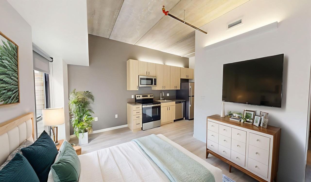 418 East Grand - Photo 2 of 50