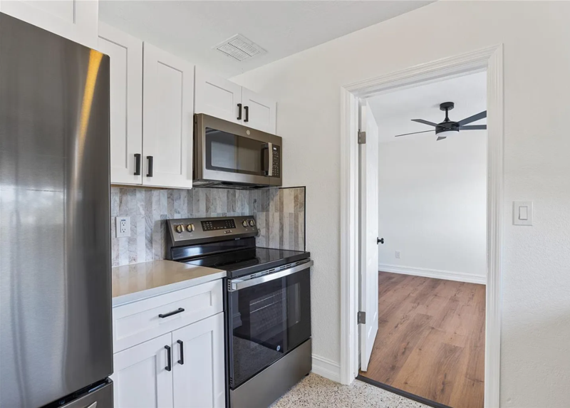 4869 Venetian Blvd Ne - Photo 5 of 44