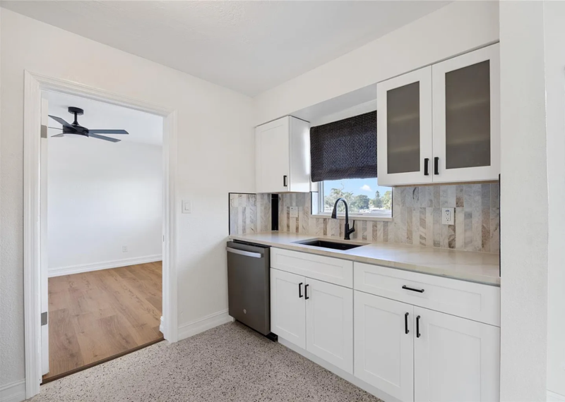 4869 Venetian Blvd Ne - Photo 6 of 44