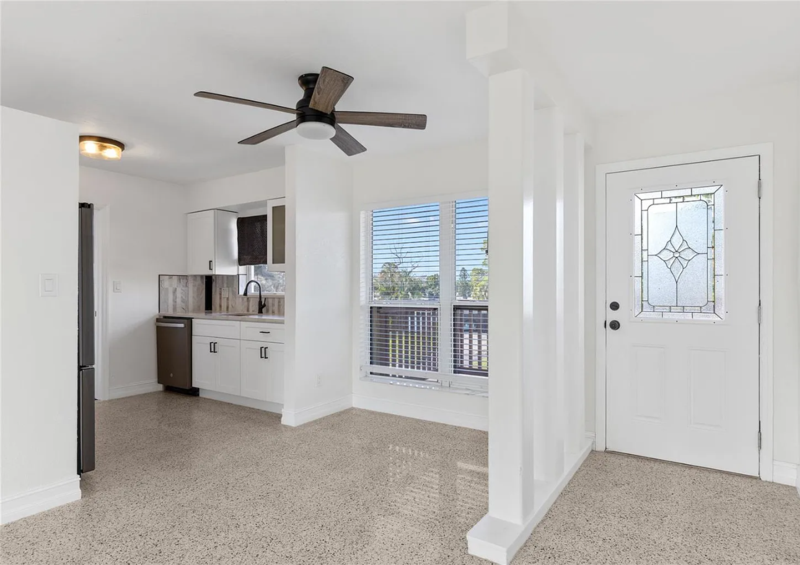 4869 Venetian Blvd Ne - Photo 7 of 44