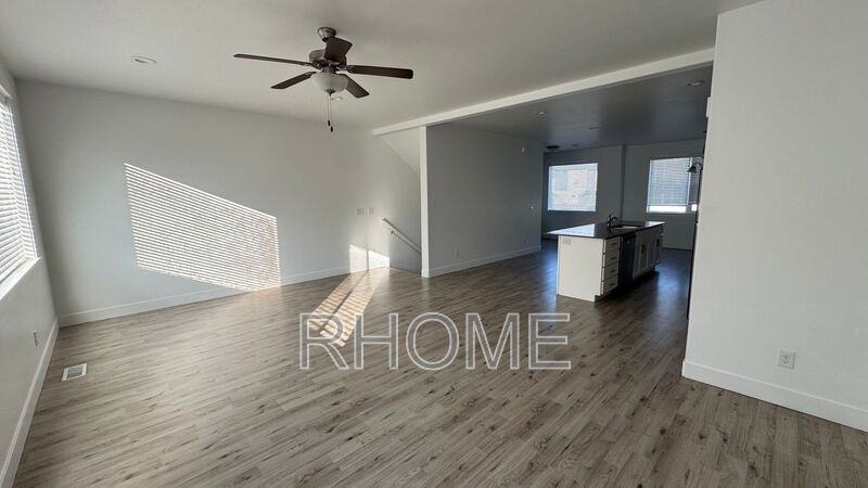 386 S Willow Leaf Rd #207 - Photo 4 of 18