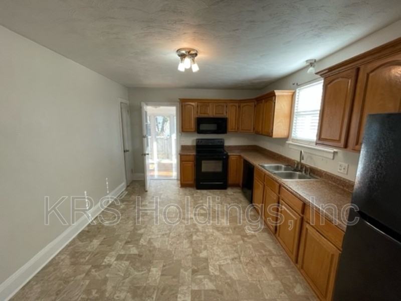 2724 Thomas St - Photo 5 of 27