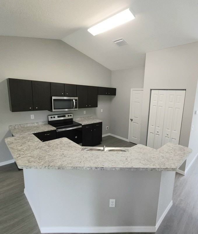 440 Locust Rd - Photo 5 of 13