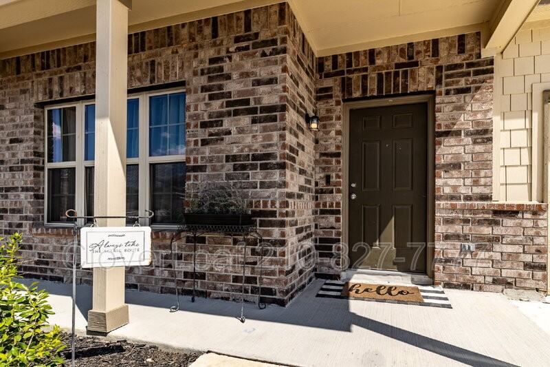 709 Stonemanor Bay - Photo 4 of 46