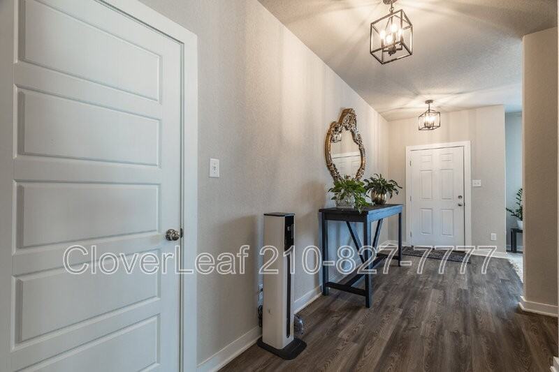 709 Stonemanor Bay - Photo 5 of 46