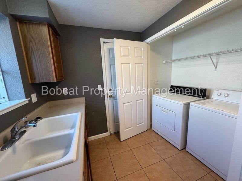 4260 Mina Way - Photo 6 of 36