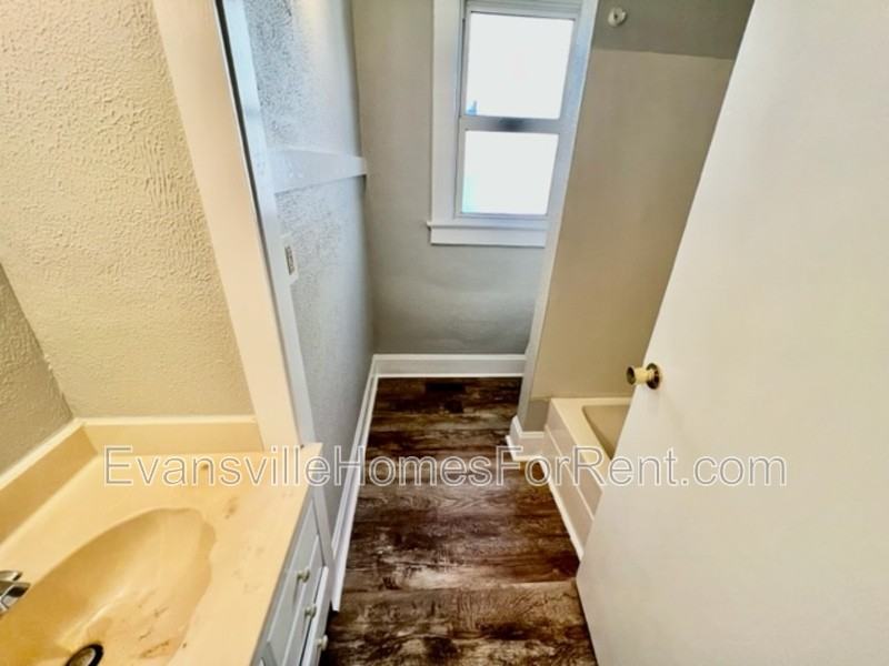 405 N Morton Ave - Photo 5 of 6