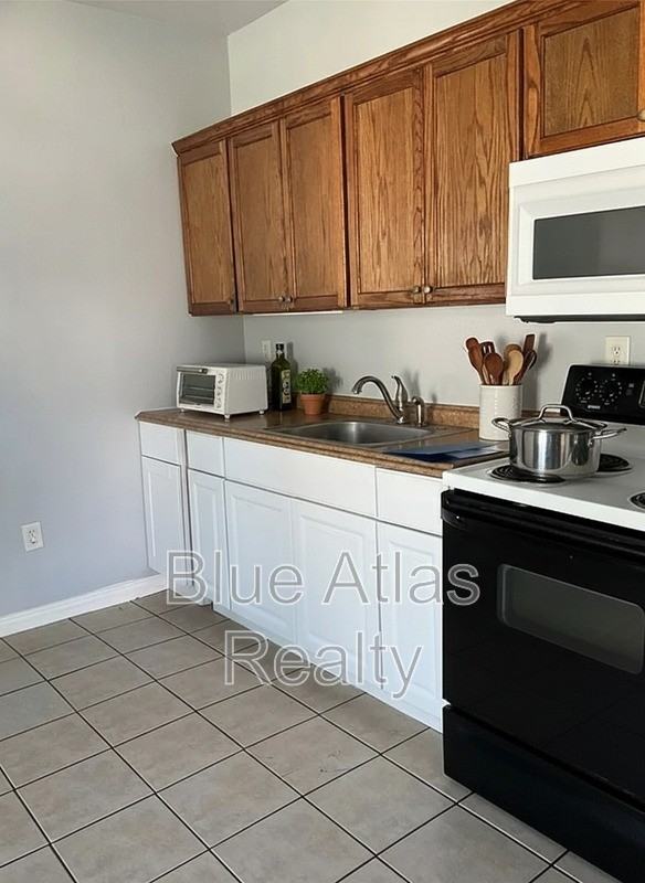 2937 S Adams St - Photo 2 of 24