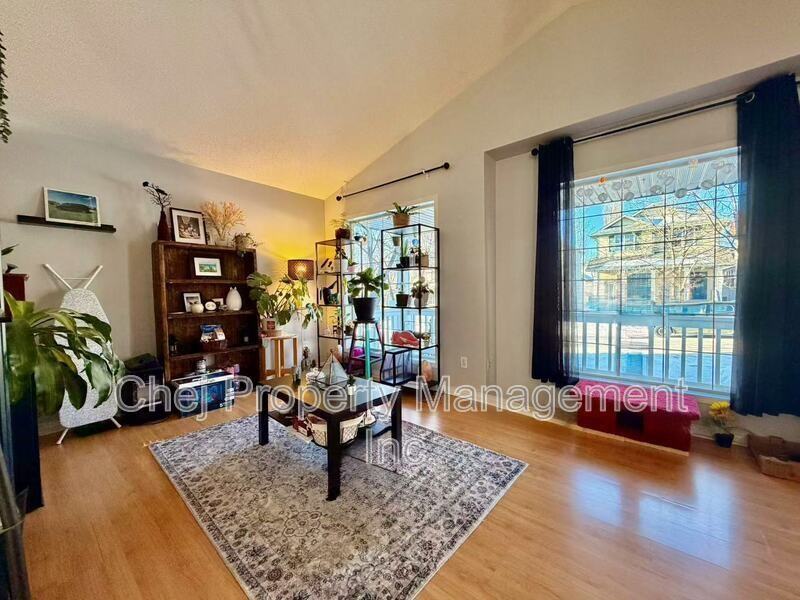 1874 Tomlinson Cres Nw - Photo 4 of 23