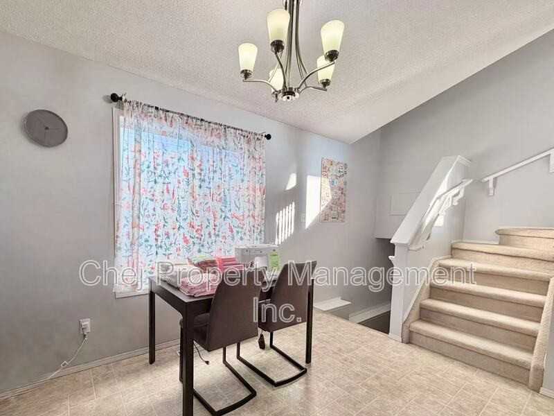 1874 Tomlinson Cres Nw - Photo 5 of 23