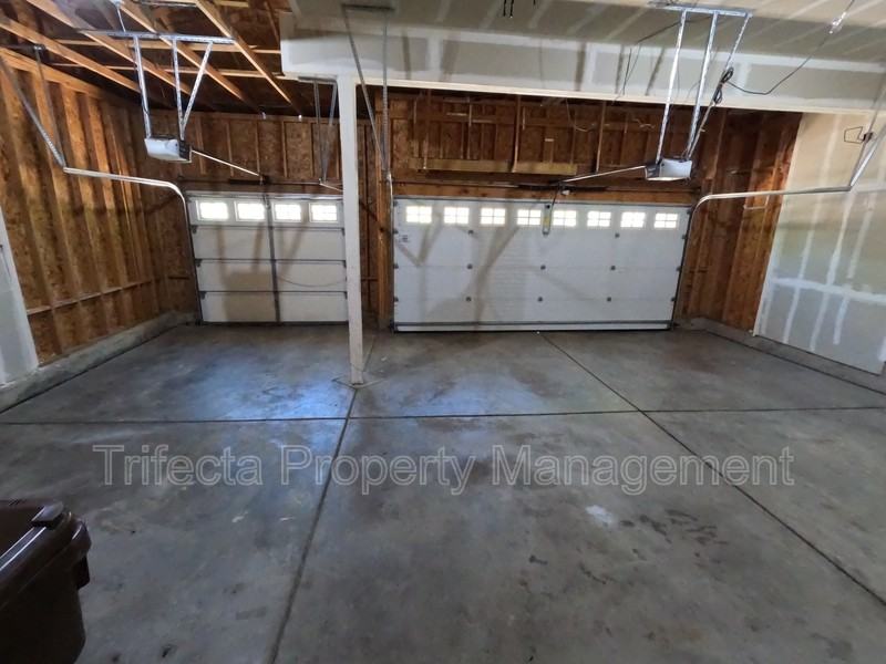 2215 Harvest St - Photo 4 of 35