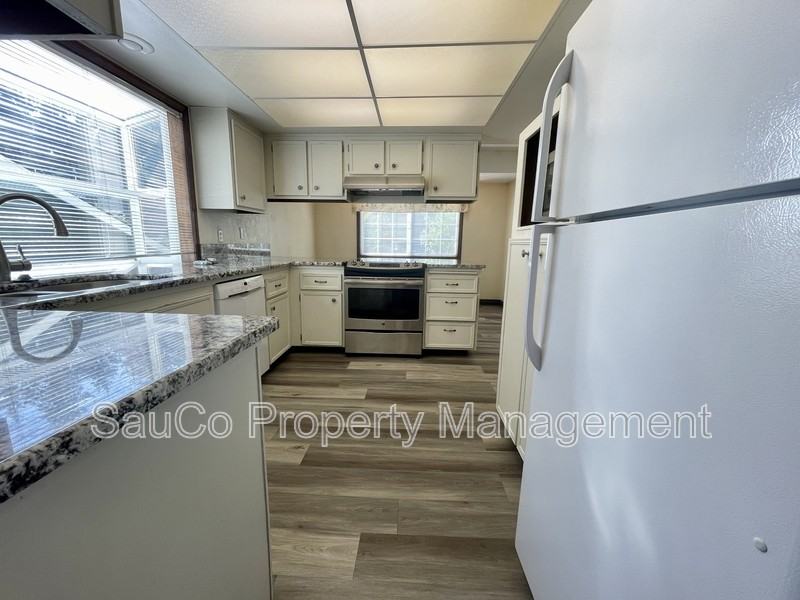 324 Se 30th Ave - Photo 7 of 50