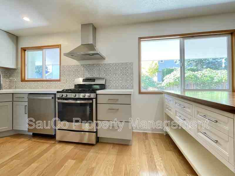 5751 Ne Lisbon Way - Photo 7 of 44