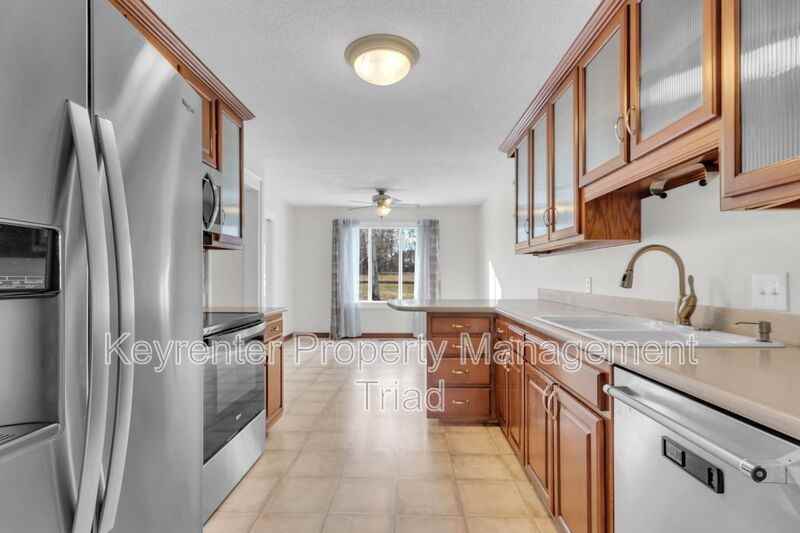 3959 Lewiston Rd - Photo 2 of 39