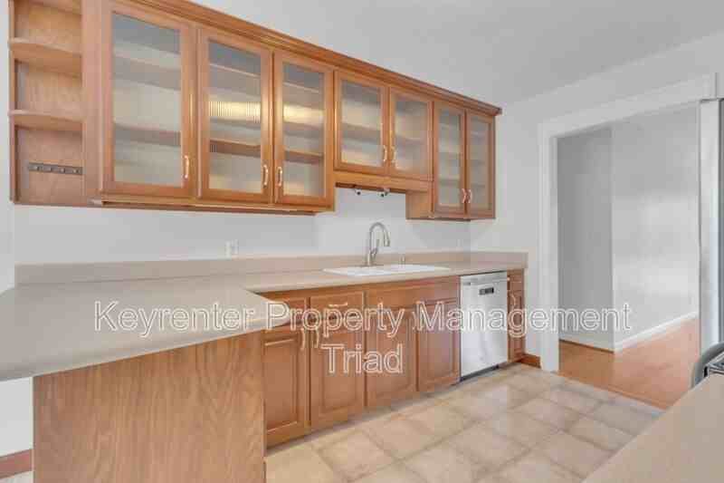 3959 Lewiston Rd - Photo 5 of 39