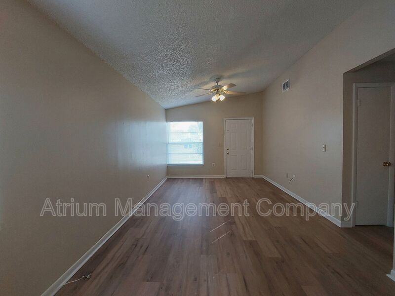 1906 Crystal Grove Dr - Photo 4 of 18