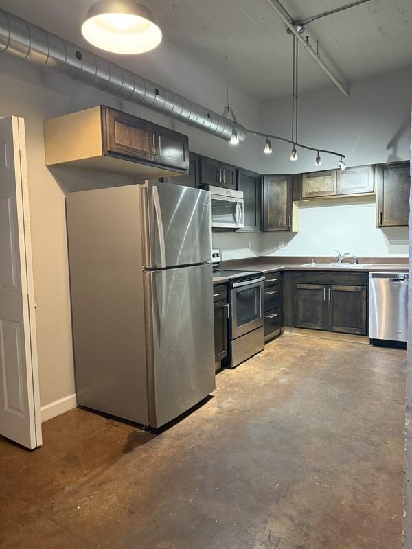 402 E 4th St - Photo 5 of 32