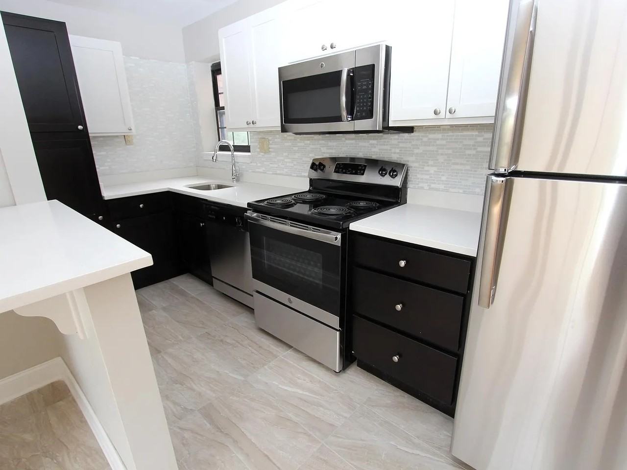 BENTLEY APARTMENTS -- 021 - Photo 5 of 13