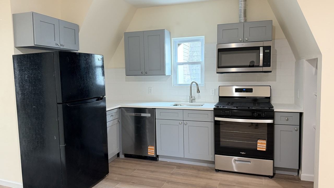 323 Amherst St - Photo 2 of 9