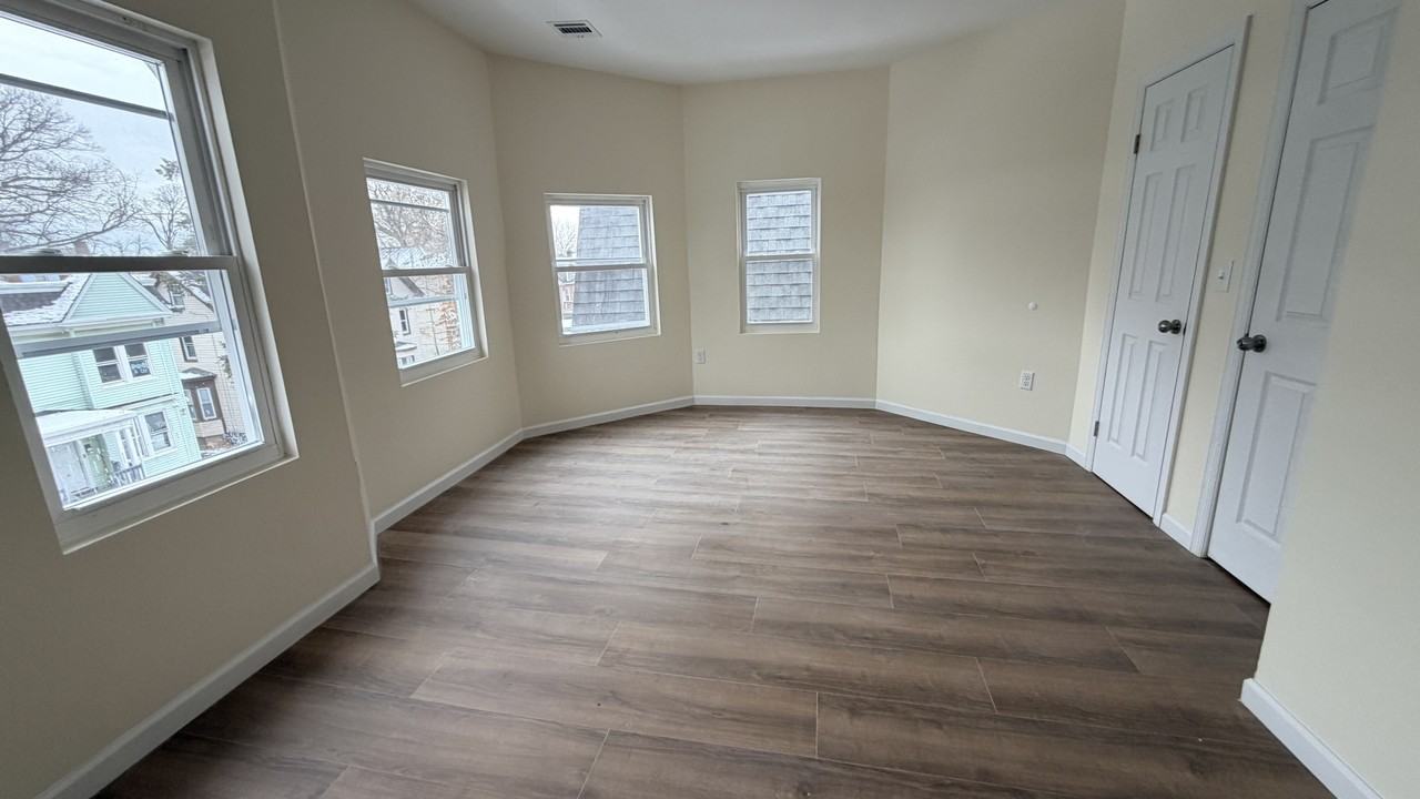 323 Amherst St - Photo 4 of 9