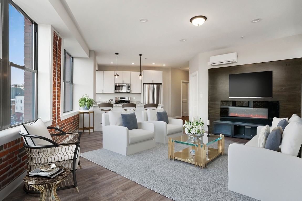 685 Lawrence St - Photo 3 of 9