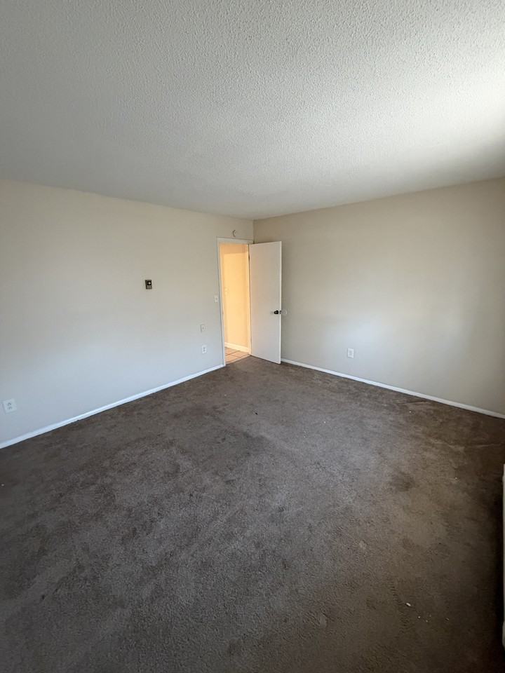 302 S Marshall St 2 - Photo 2 of 7