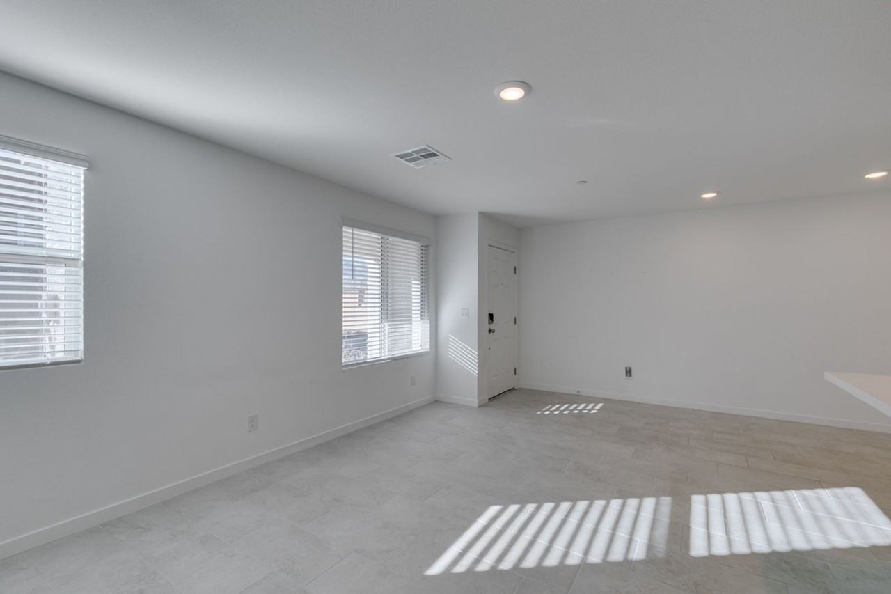 10777 Paget Ct - Photo 3 of 41