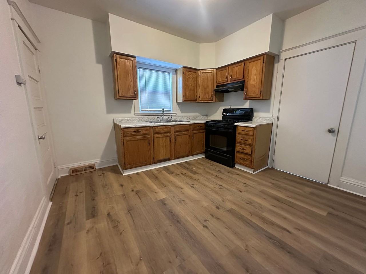 188 Roseneath Ave - Photo 5 of 12