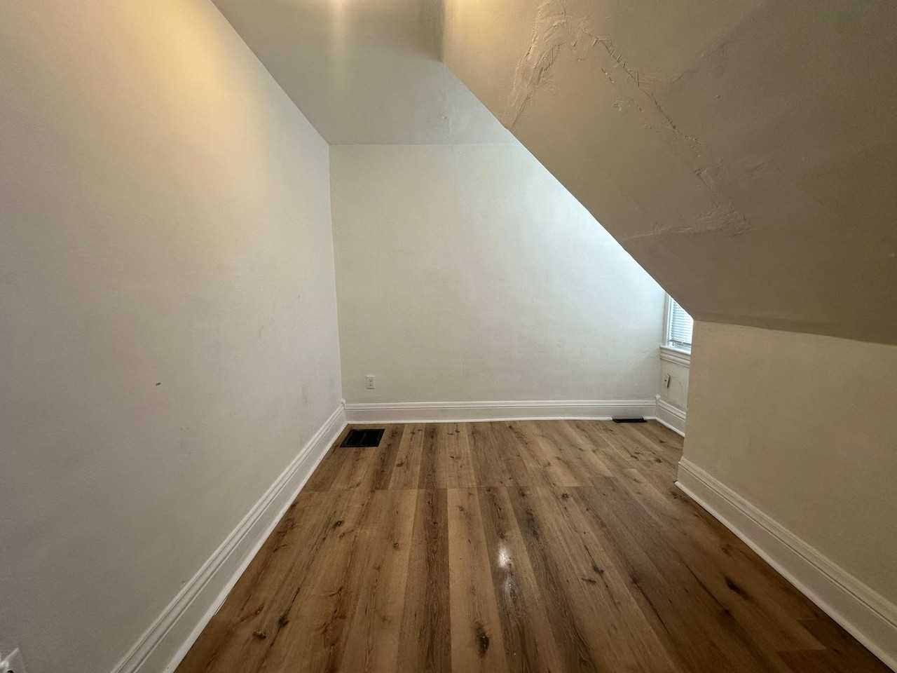 188 Roseneath Ave - Photo 7 of 12