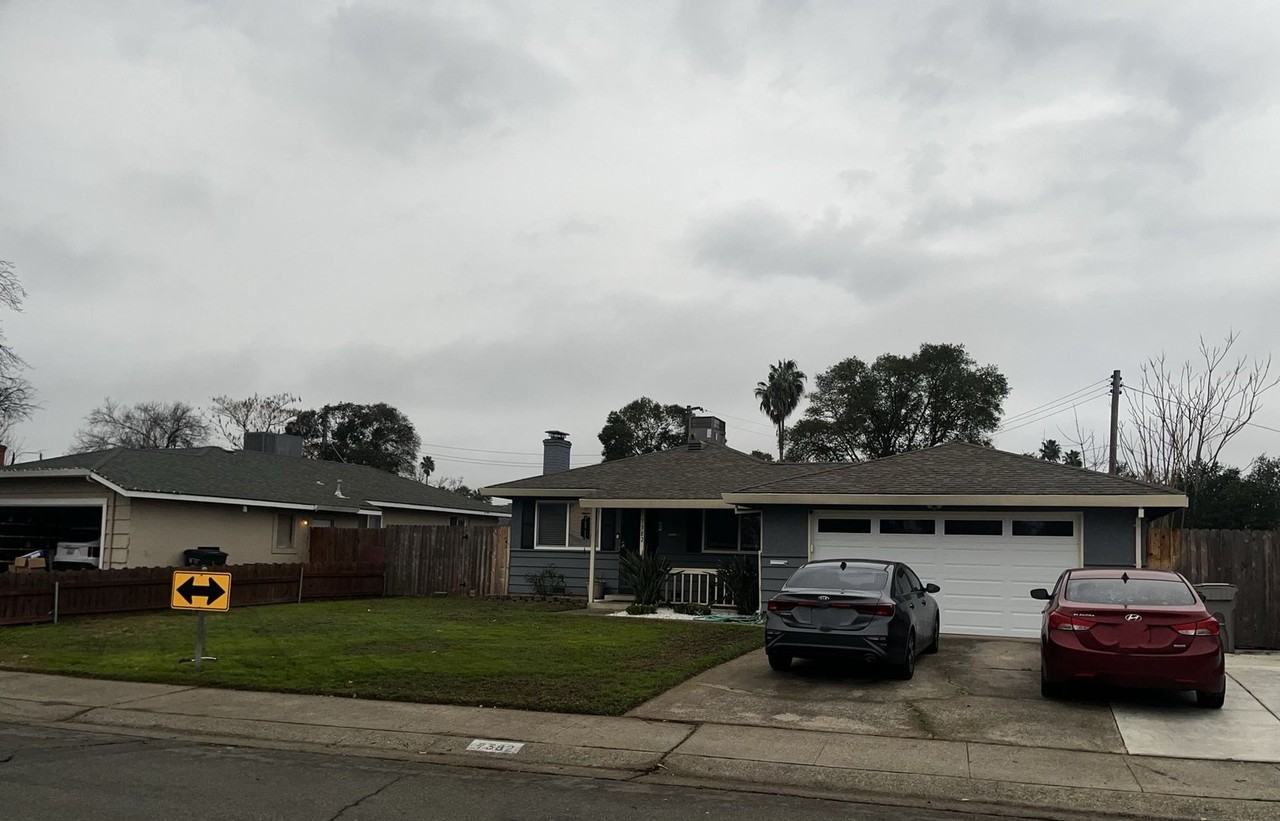 7382 Stratford St - Photo 2 of 17