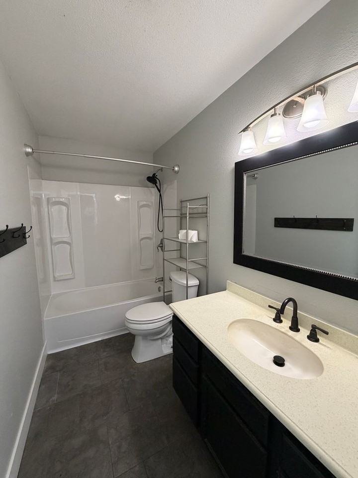 813 S Catalpa St - Photo 2 of 9