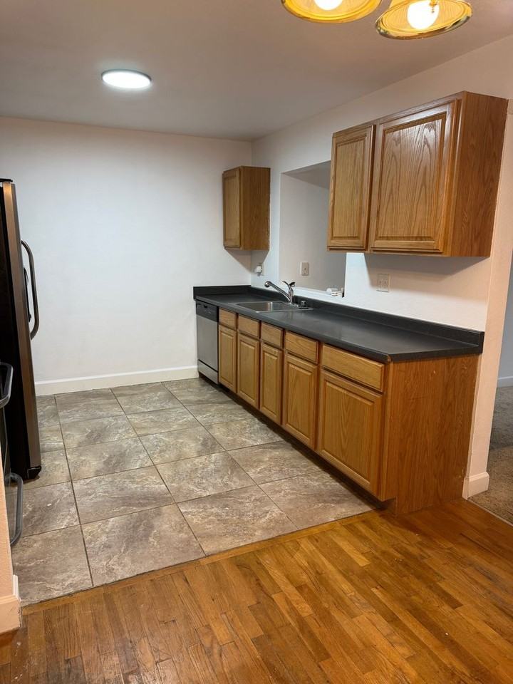 813 S Catalpa St - Photo 3 of 9