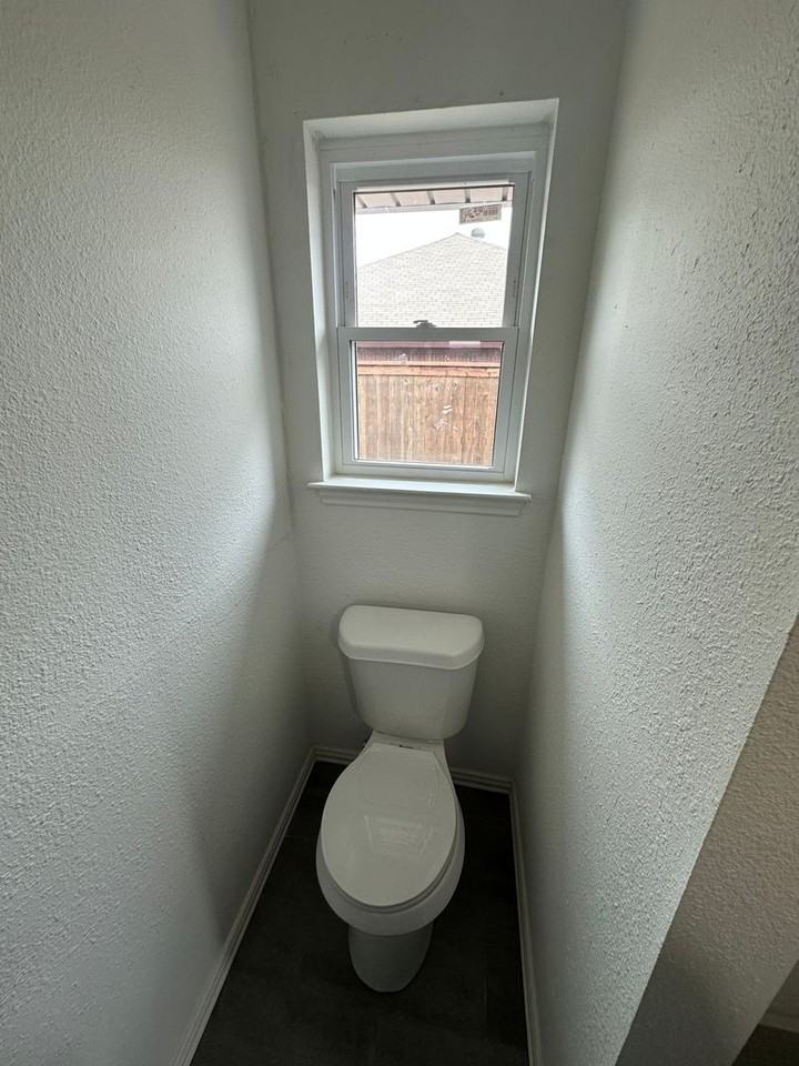 2404 Henry Dr - Photo 4 of 17