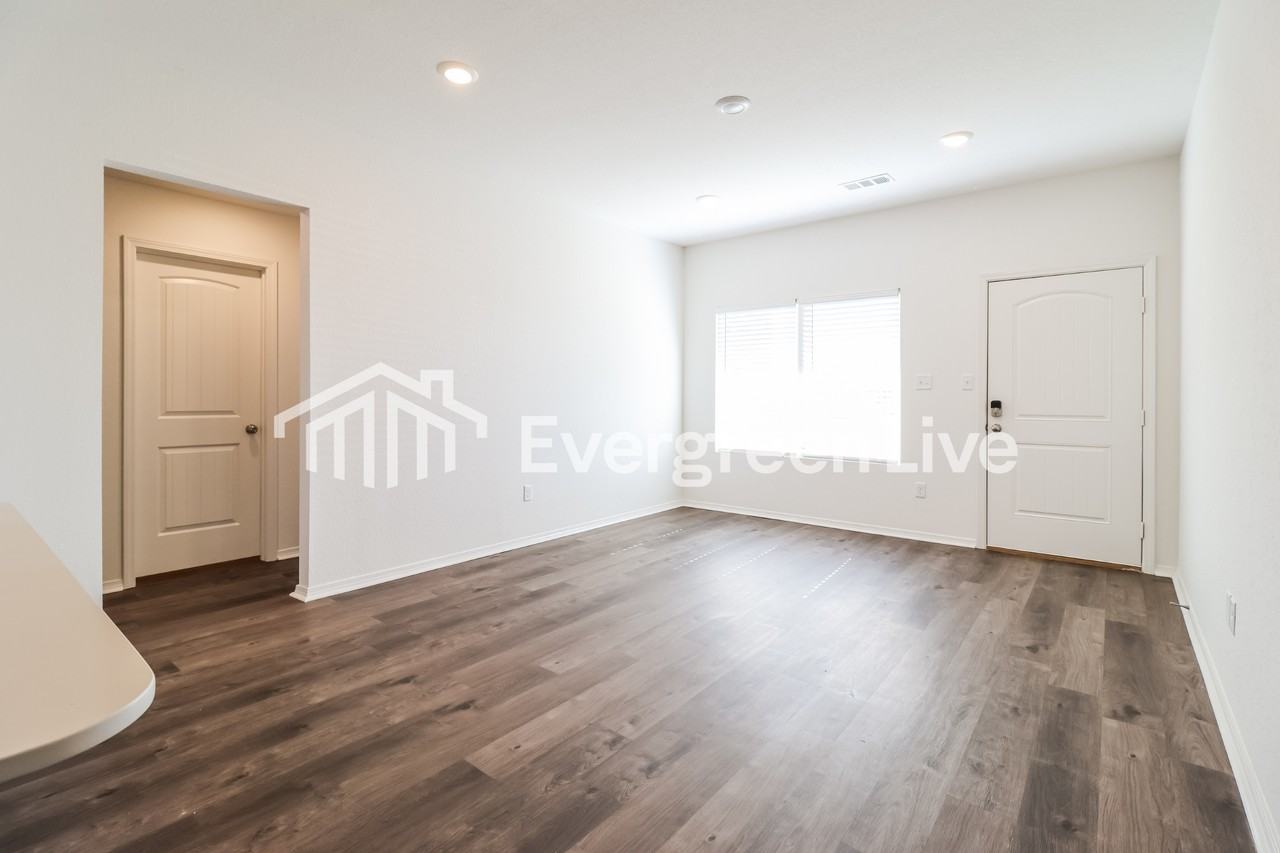 121 Jasmine Ct - Photo 4 of 16