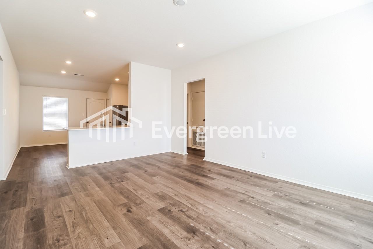 121 Jasmine Ct - Photo 5 of 16