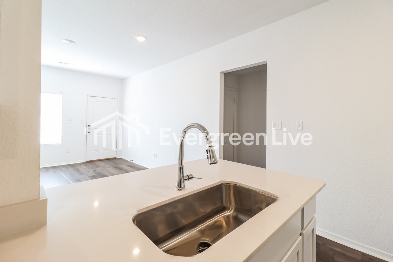 121 Jasmine Ct - Photo 7 of 16